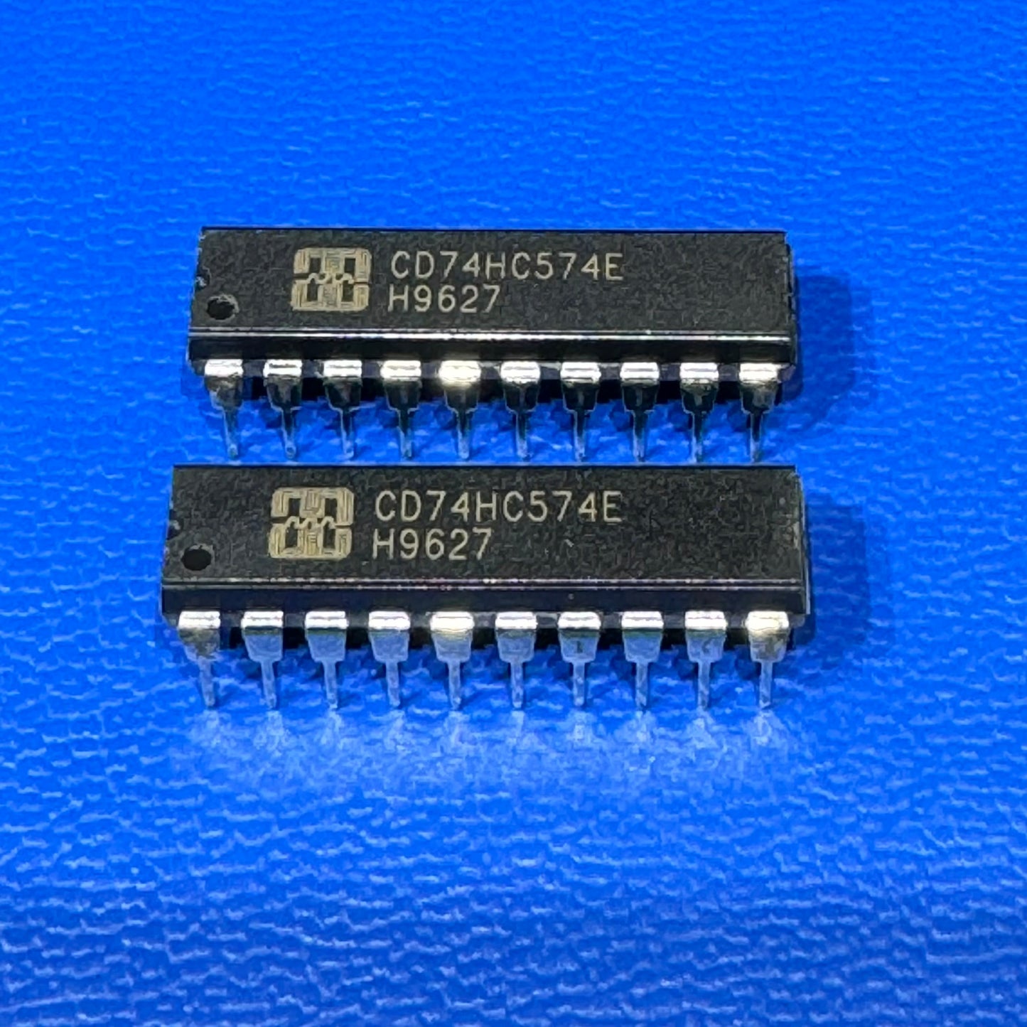 Harris CD74HC574 - High Speed CMOS Logic Octal Positive-Edge- Triggered D-Type Flip-Flops with 3-State Outputs