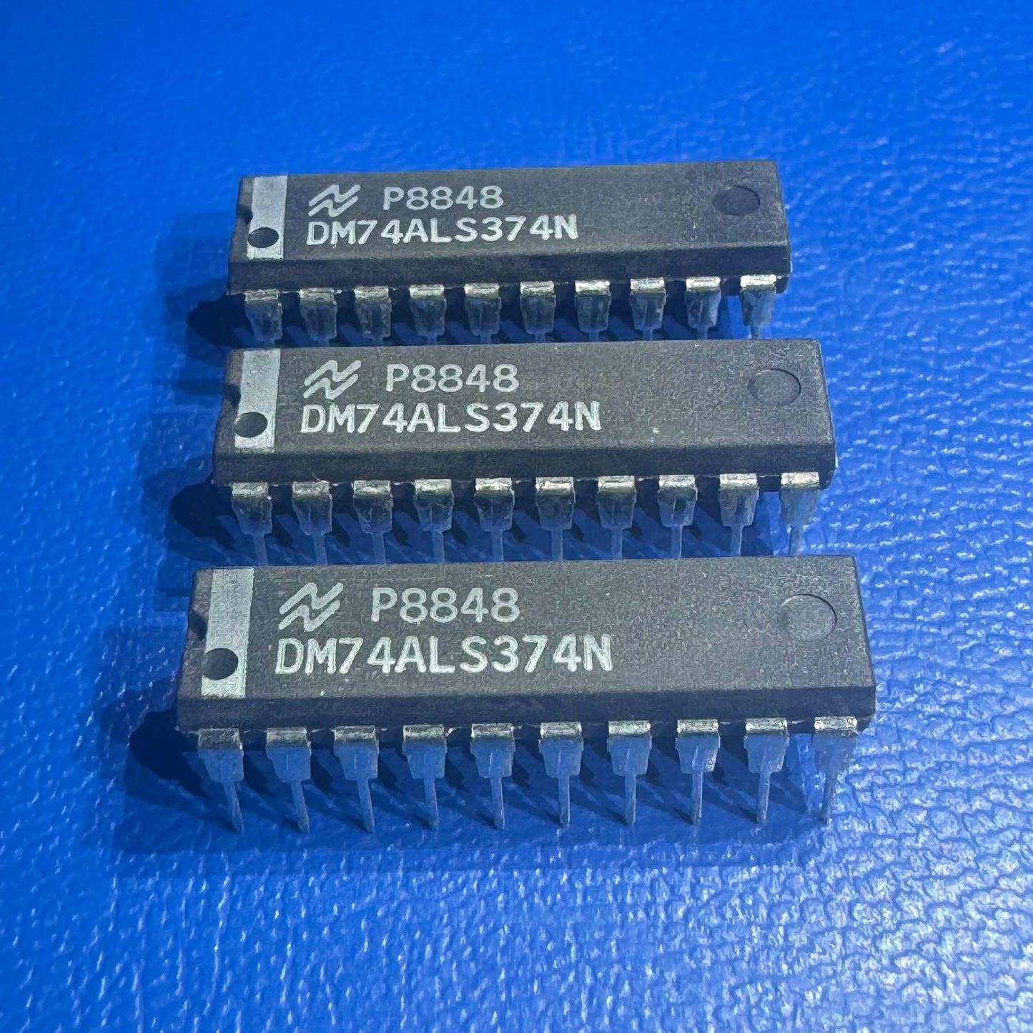 National Semiconductor DM74ALS374N - Bus driver, ALS series, 1 -func, 8 bitt, true output, TTL, PDIP20