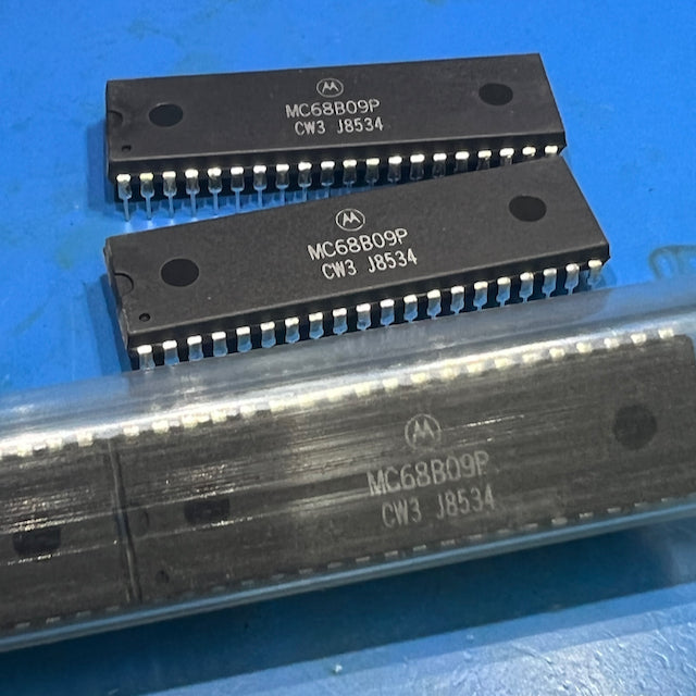Motorola MC68B09P - OEM microprocessor 2 MHz DIP40